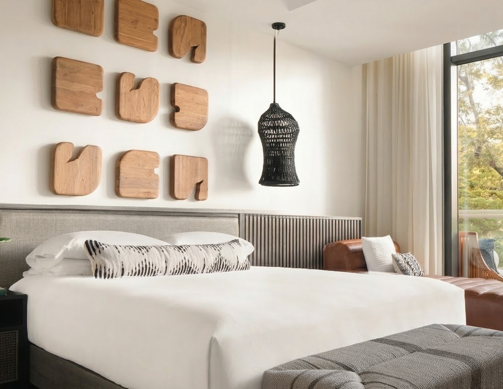 Suite con arte mural en madera sobre la cama