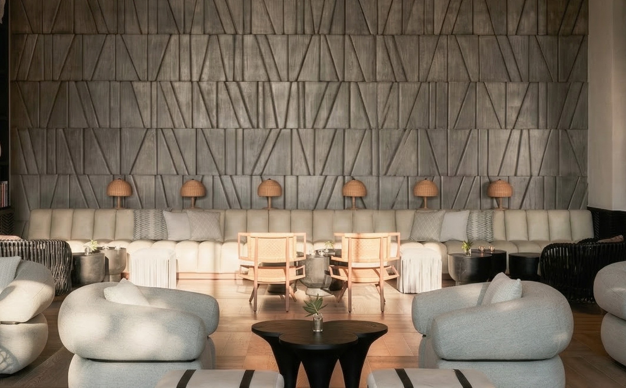 Lobby Kimpton con muro de paneles tallados