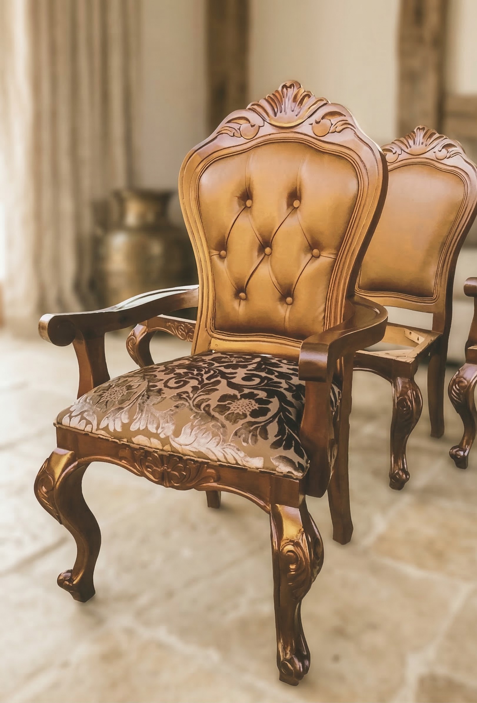 Silla victoriana tallada con tapizado capitoné